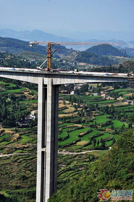 leyu-乐鱼(中国)官方网站_leyu.com塔机参与贵州仁赤高速项目施工